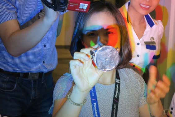 Teachers in Ho Chi Minh City, Vietnam, explored optics and colour mixing exercises using basic materials